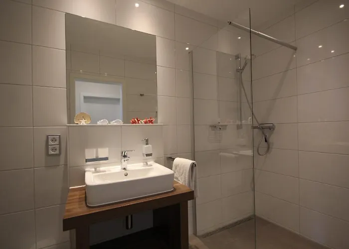 mit Meerblick und Balkon, gratis Nutzung vom AHOI Erlebnisbad und Sauna in Sellin - Meeresblick FeWo 66 Goehren (Ruegen)