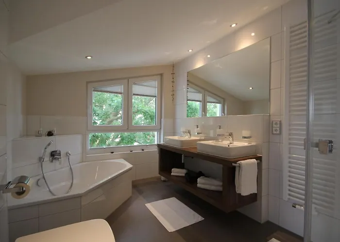 Apartment mit Meerblick und Balkon, gratis Nutzung vom AHOI Erlebnisbad und Sauna in Sellin - Meeresblick FeWo 66
